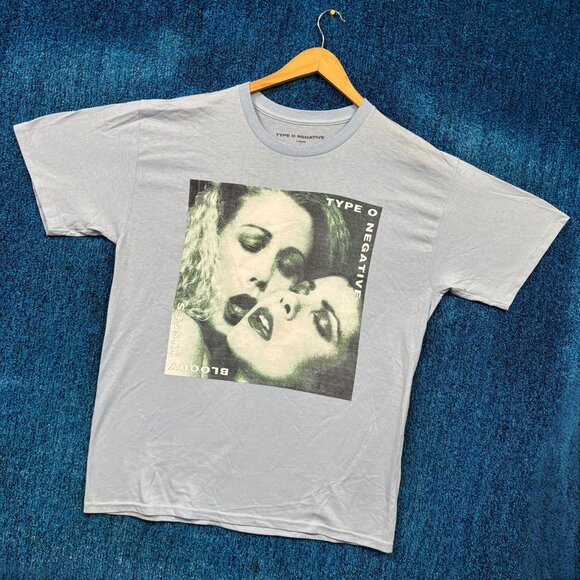 Type O Negative “Bloody Kisses” Gothic Metal Band Graphic T-Shirt Size Large - Picture 3 of 4